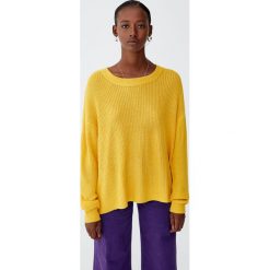 Sweter wykonany kwadratowym ściegiem. Pomarańczowe swetry klasyczne damskie marki Pull&Bear, z kwadratowym dekoltem. Za 69,90 zł.