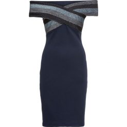 Sukienka na party bonprix ciemnoniebieski. Niebieskie sukienki damskie bonprix, na imprezę, w paski, eleganckie, bez kołnierzyka, bez rękawów, dopasowane. Za 64,99 zł.