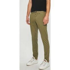 Tommy Hilfiger - Spodnie. Żółte chinosy męskie marki TOMMY HILFIGER, s, z elastanu. W wyprzedaży za 319,90 zł.