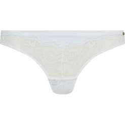 Stringi w kolorze białym. Białe stringi damskie Skiny Women & Men, w koronkowe wzory, z koronki. W wyprzedaży za 39,95 zł.
