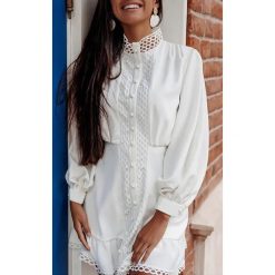Sukienka ELFREDA WHITE. Białe sukienki damskie Sukienka ELFREDA WHITE, s, bez wzorów, bez kołnierzyka, z krótkim rękawem, krótkie, mini. W wyprzedaży za 99,00 zł.