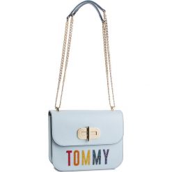 Torebka TOMMY HILFIGER - Turnlock Crossover Swa AW0AW06702 404. Niebieskie torebki klasyczne damskie TOMMY HILFIGER, bez wzorów, ze skóry ekologicznej, klasyczne, bez dodatków. W wyprzedaży za 599,00 zł.