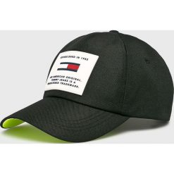 Tommy Jeans - Czapka. Czarne czapki męskie marki Tommy Jeans, bez wzorów, z poliesteru. Za 229,90 zł.