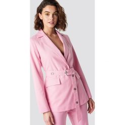Emilie Briting x NA-KD Marynarka z paskiem - Pink. Różowe marynarki damskie marki Emilie Briting x NA-KD, w paski. W wyprzedaży za 145,77 zł.