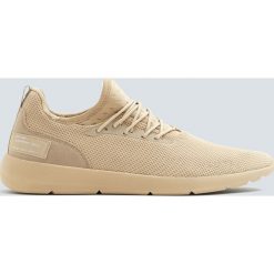 Beżowe buty sportowe w stylu skarpety. Pomarańczowe buty sportowe męskie marki Pull&Bear, bez zapięcia. Za 129,00 zł.