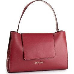 Torebka CALVIN KLEIN - Enfold Top Handle K60K605625 XCL. Czerwone topy damskie Calvin Klein, bez wzorów, ze skóry ekologicznej, z klasycznym kołnierzykiem. W wyprzedaży za 519,00 zł.