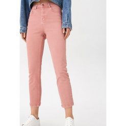 Jeansy straight - Różowy. Różowe jeansy damskie House. W wyprzedaży za 49,99 zł.