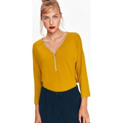 BLUZKA DŁUGI RĘKAW LUŹNA. Żółte bluzki damskie marki Top Secret, eleganckie, z dekoltem w serek, z długim rękawem. Za 69,99 zł.