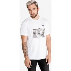 Adidas Originals Samstag Koszulka Biały. Białe podkoszulki męskie adidas Originals, s, z nadrukiem, z bawełny, bez kołnierzyka, krótkie. Za 163,95 zł.