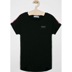 Calvin Klein Jeans - Top dziecięcy 128-176 cm. Czarne bluzki dziewczęce Calvin Klein Jeans, bez wzorów, z bawełny, z okrągłym kołnierzem, z krótkim rękawem, krótkie, bez kaptura. W wyprzedaży za 129,90 zł.