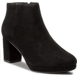 Botki CLARKS - Kelda Nights 261267264 Black Suede. Czarne botki damskie zamszowe marki Clarks. W wyprzedaży za 309,00 zł.