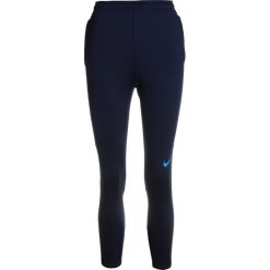 Nike Performance DRY SQAD PANT Spodnie treningowe obsidian/obsidian/blue hero/blue hero. Niebieskie spodnie chłopięce marki Nike Performance, z elastanu. W wyprzedaży za 179,10 zł.