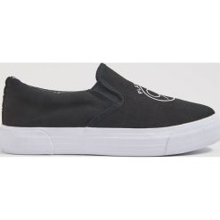 Tenisówki slip on Harry Potter - Czarny. Czarne trampki i tenisówki damskie Sinsay, bez wzorów, bez zapięcia. W wyprzedaży za 39,99 zł.