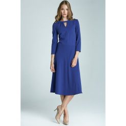 Niebieska sukienka z subtelnym pęknięciem na dekolcie i asymetrycznym marszczeniem. Niebieskie sukienki damskie NIFE, s, bez wzorów, z elastanu, eleganckie, z asymetrycznym kołnierzem, bez rękawów, asymetryczne. Za 89,00 zł.