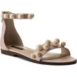 Sandały PATRIZIA PEPE - 2V7885/A3ZZ-W278 Shiny Cream. Brązowe klapki damskie Patrizia Pepe, z aplikacjami, ze skóry, bez obcasa, na obcasie. W wyprzedaży za 709,00 zł.
