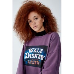 Fioletowa bluza Walt Disney Dumbo. Fioletowe bluzy damskie Pull&Bear, z motywem z bajki, bez rękawów, bez kaptura. Za 99,90 zł.