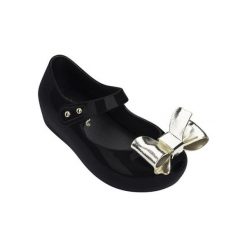 Baleriny w kolorze czarnym. Czarne baletki dziewczęce Melissa, Pepe Jeans, z otwartym noskiem, bez zapięcia. W wyprzedaży za 139,95 zł.