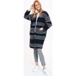 WEŁNIANY KARDIGAN PŁASZCZ W MODNY WZÓR. Szare płaszcze damskie Top Secret, na zimę, w paski, z wełny, eleganckie, długie. W wyprzedaży za 59,99 zł.
