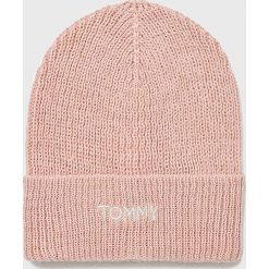 Tommy Hilfiger - Czapka. Różowe czapki zimowe damskie TOMMY HILFIGER, z dzianiny. Za 199,90 zł.