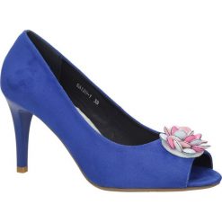 Niebieskie czółenka szpilki peep toe z ozdobą jezzi sa120-1. Niebieskie czółenka damskie Jezzi, z aplikacjami, z otwartym noskiem, bez obcasa, na szpilce. Za 149,99 zł.