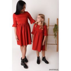 Sukienka Damska Mama i Córka LM51/1. Czerwone sukienki damskie Pakamera, s, bez wzorów, z dzianiny, bez kołnierzyka, bez rękawów, midi. Za 109,00 zł.