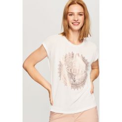 T-shirt z błyszczącym nadrukiem - Biały. Białe t-shirty damskie Reserved, l, z nadrukiem. Za 39,99 zł.