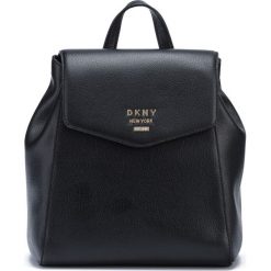 DKNY Plecak Czarny. Czarne plecaki damskie DKNY, w paski, ze skóry. Za 952,95 zł.