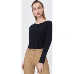 Bluzka basic z długim rękawem - Czarny. Czarne bluzki damskie Sinsay, s, bez wzorów, bez kołnierzyka, z długim rękawem. Za 19,99 zł.
