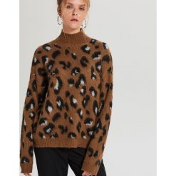 Sweter turtle neck w cętki - Brązowy. Pomarańczowe swetry damskie Cropp, s, bez wzorów, bez rękawów, bez kaptura. Za 89,99 zł.