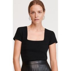T-shirt z kwadratowym dekoltem - Czarny. Czarne t-shirty damskie Reserved, s, bez wzorów, bez kołnierzyka. Za 49,99 zł.