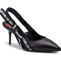 Sandały LOVE MOSCHINO - JA10027G18IB0000 Nero. Czarne klapki damskie Love Moschino, bez wzorów, ze skóry, bez obcasa, na obcasie. Za 999,00 zł.