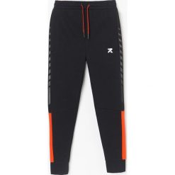 Joggery z przeszyciami i lampasami - Czarny. Czarne spodnie męskie Reserved, bez wzorów. W wyprzedaży za 49,99 zł.