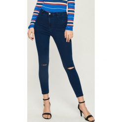 Jeansy skinny z wysokim stanem - Granatowy. Niebieskie spodnie z wysokim stanem Sinsay, z jeansu. Za 49,99 zł.