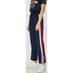 Tommy Jeans - Spodnie. Czerwone jeansy damskie Tommy Jeans, s, z elastanu, z podwyższonym stanem. W wyprzedaży za 269,90 zł.