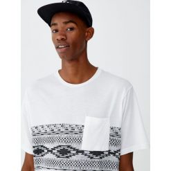 Koszulka z etnicznym panelem z przodu. Białe koszulki męskie Pull&Bear, m, bez wzorów, bez kołnierzyka, z krótkim rękawem, krótkie. Za 59,90 zł.