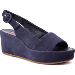 Sandały HÖGL - 7-103202 Blue 3200. Niebieskie klapki damskie HÖGL, bez wzorów, ze skóry, bez obcasa, na obcasie. W wyprzedaży za 369,00 zł.