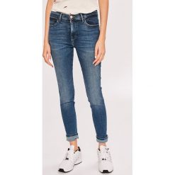 Wrangler - Jeansy. Niebieskie jeansy damskie z wysokim stanem marki Wrangler, z aplikacjami, z elastanu. W wyprzedaży za 229,90 zł.