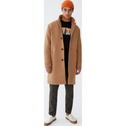 Klasyczny płaszcz z klapami w kolorze camel. Brązowe płaszcze na zamek męskie marki Cropp, na zimę, l, sportowe. Za 299,00 zł.