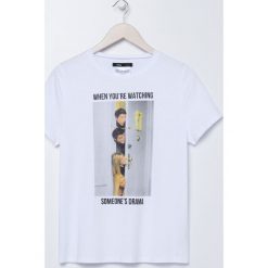 Koszulka oversize Friends - Biały. Białe koszulki damskie Sinsay, s, bez wzorów, bez kołnierzyka, bez rękawów. Za 29,99 zł.
