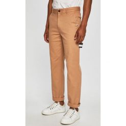 Tommy Jeans - Spodnie. Brązowe spodnie męskie Tommy Jeans, na co dzień, bez wzorów, z elastanu, casualowe. W wyprzedaży za 219,90 zł.