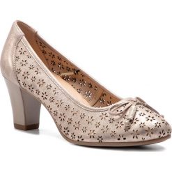 Półbuty CAPRICE - 9-22502-22 Taupe Sue.Met. 354. Brązowe półbuty damskie Caprice, z aplikacjami, z zamszu, eleganckie, bez obcasa, na obcasie, bez zapięcia. W wyprzedaży za 209,00 zł.