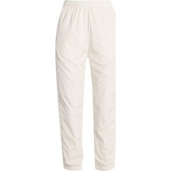 Wood Wood MITZI TROUSERS Spodnie treningowe offwhite. Białe spodnie sportowe damskie marki Wood Wood, z materiału. W wyprzedaży za 447,85 zł.