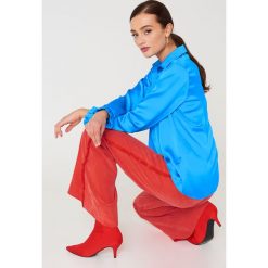 Koszule wiązane damskie: NA-KD Trend Satynowa koszula – Blue