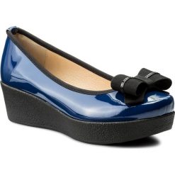 Półbuty BRENDA ZARO - FZ97456A Bluette. Niebieskie półbuty damskie lakierowane marki Brenda Zaro, z lakierowanej skóry, na koturnie. W wyprzedaży za 239,00 zł.