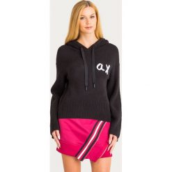 SWETER Armani Exchange. Czarne swetry damskie Armani Exchange, s, z haftami, z dzianiny, bez rękawów, z kapturem. Za 335,40 zł.