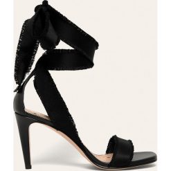 Red Valentino - Szpilki. Czarne sandały damskie Red Valentino, bez wzorów, ze skóry, bez obcasa, na obcasie, na sznurówki. Za 1249,00 zł.