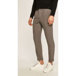 Armani Exchange - Spodnie. Szare spodnie męskie z haftami, z poliesteru, eleganckie. W wyprzedaży za 419,90 zł.