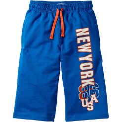 Bermudy dresowe bonprix lazurowy. Niebieskie dresy chłopięce marki bonprix, z nadrukiem, z dresówki. Za 44,99 zł.