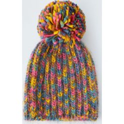 Kolorowa czapka z pomponem. Czerwone czapki damskie marki Pull&Bear, w kolorowe wzory. Za 49,90 zł.