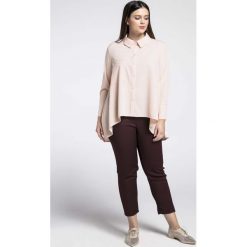 Łososiowa Gustowna Koszula Damska z Asymetrycznym Dołem PLUS SIZE. Różowe koszule damskie Nommo, xl, bez wzorów, z poliesteru, eleganckie, z asymetrycznym kołnierzem, plus size, z długim rękawem. Za 184,90 zł.